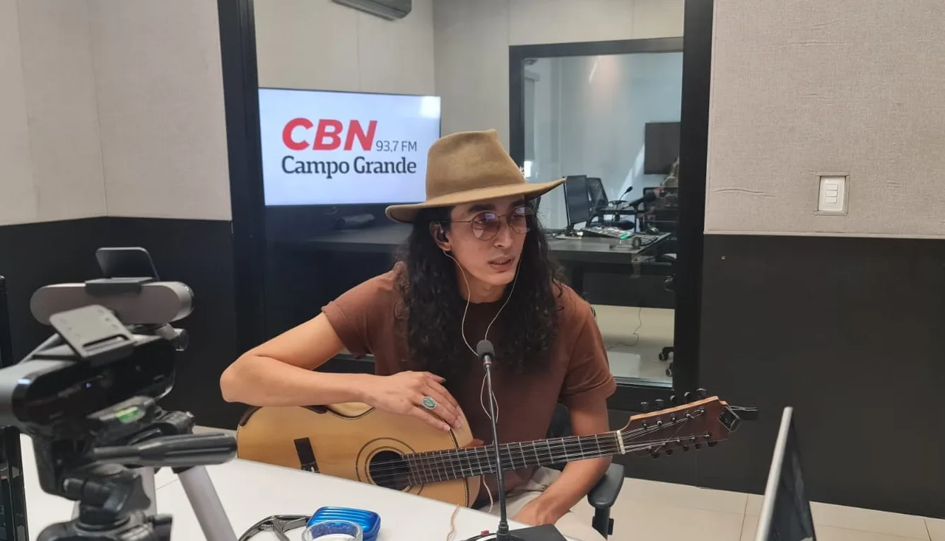 Raphael Vital no estúdio da rádio CBN-CG - Foto: Isabela Duarte/CBN-CG