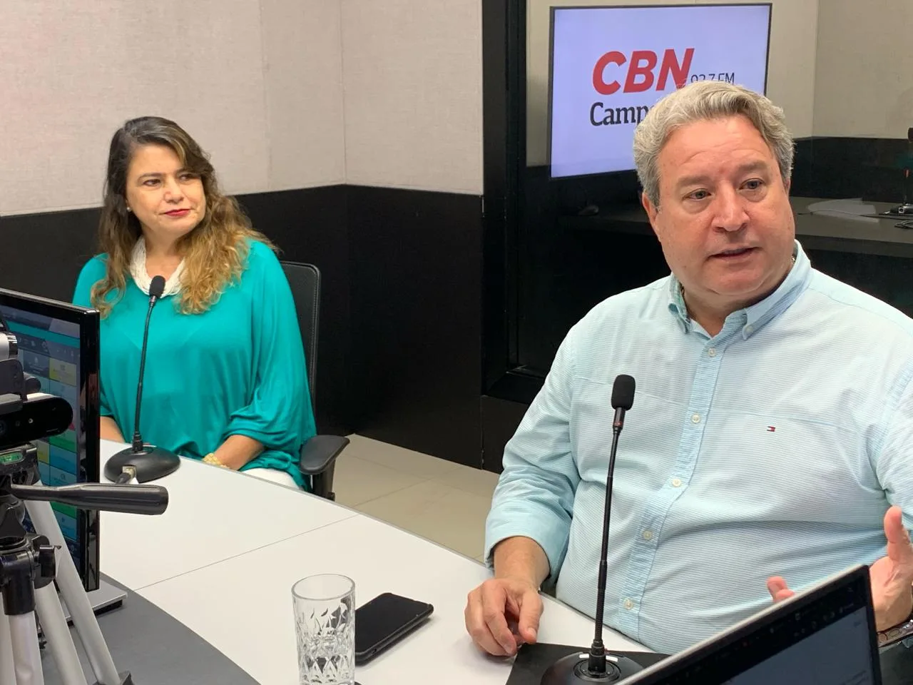 Ana Cláudia Siebra e Marco Polo no estúdio da rádio CBN-CG - Foto: Duda Schindler/CBN-CG