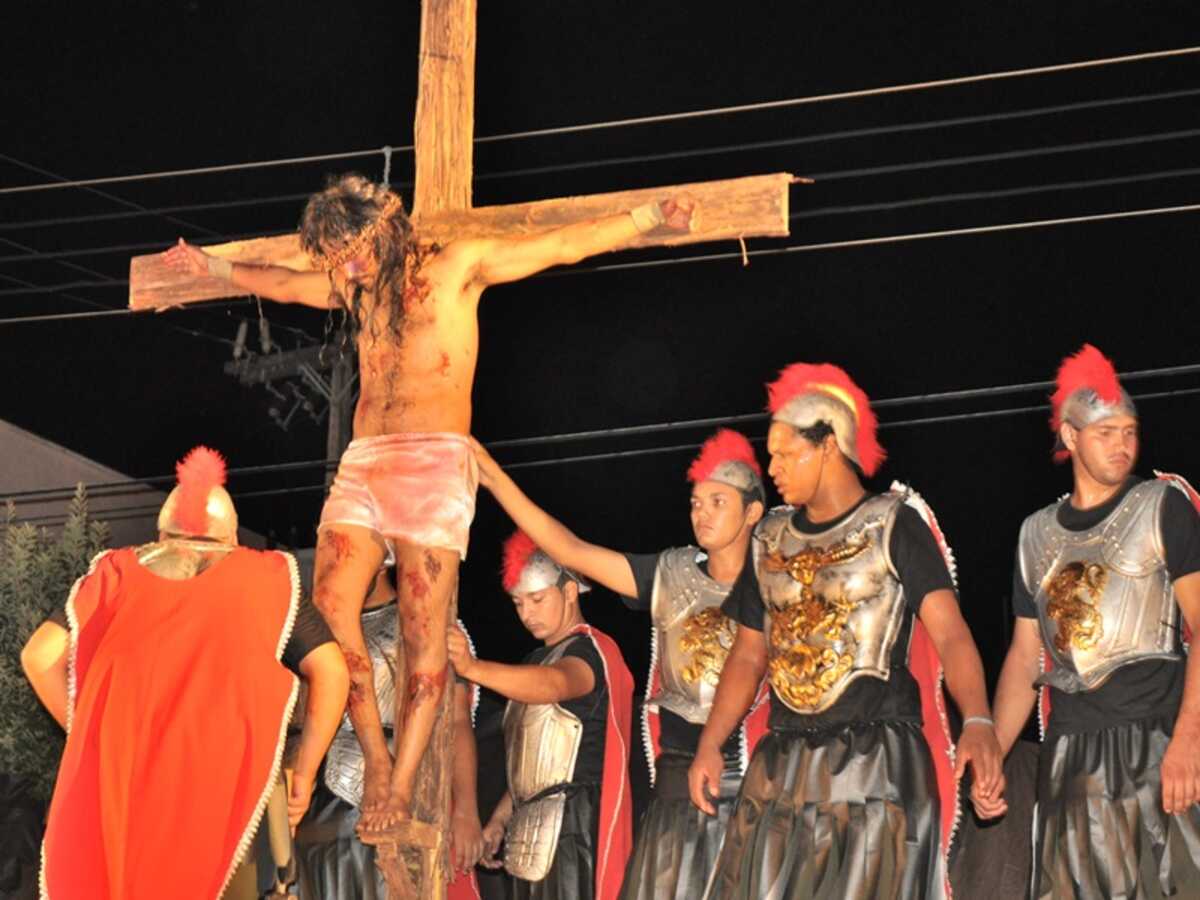 A encenação retrata a crucificação e a ressurreição de Jesus Cristo - Divulgação