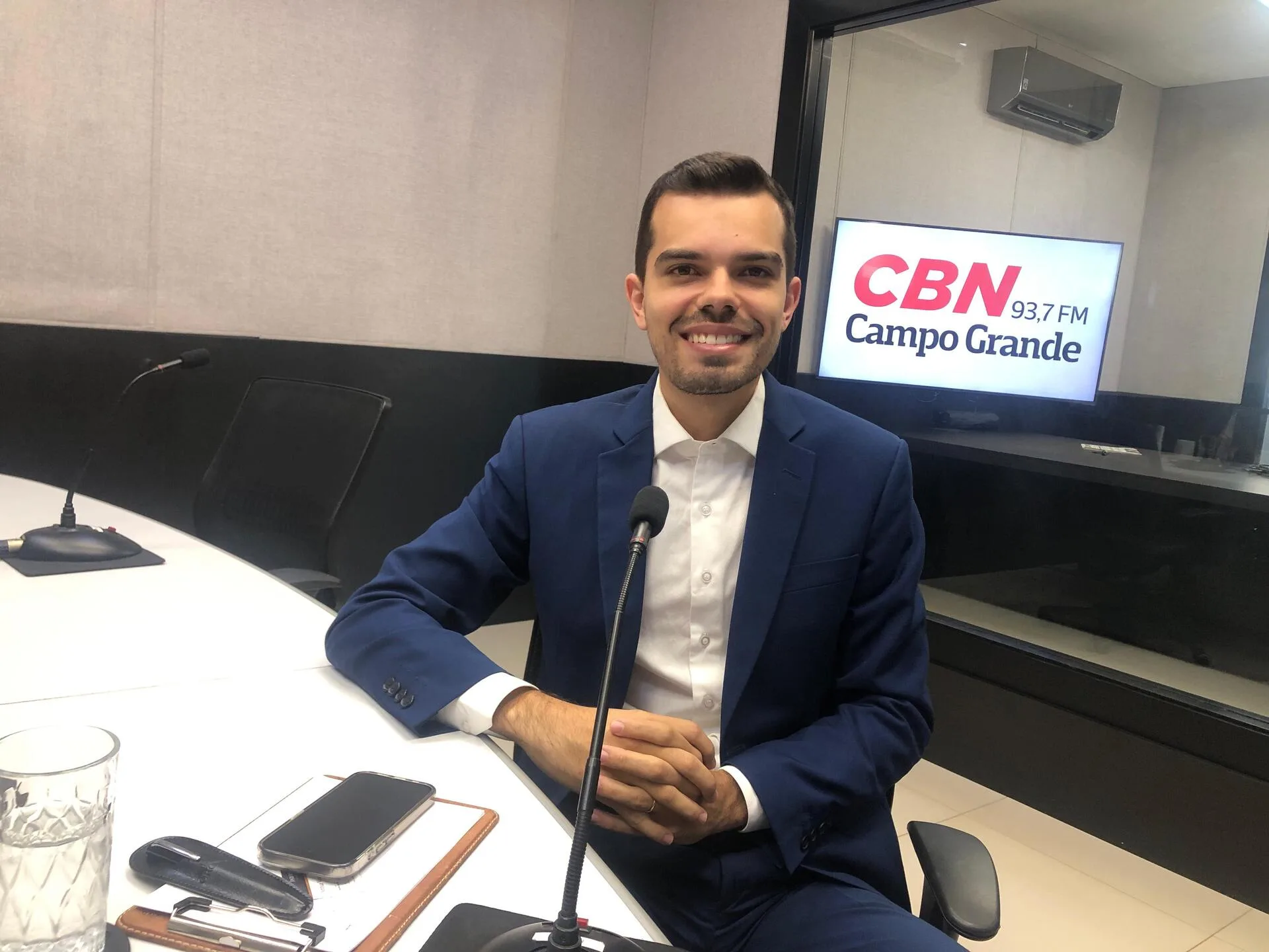 Arthur Vasques no estúdio da rádio CBN-CG - Foto: Mateus Adriano/ CBN-CG