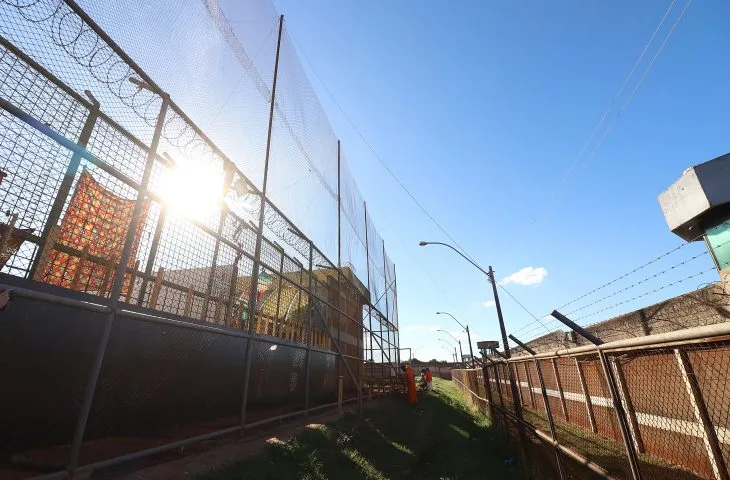 Na Máxima de Campo Grande, está sendo construído o primeiro de quatro muros que serão a base para as telas de proteção - Foto: Álvaro Rezende