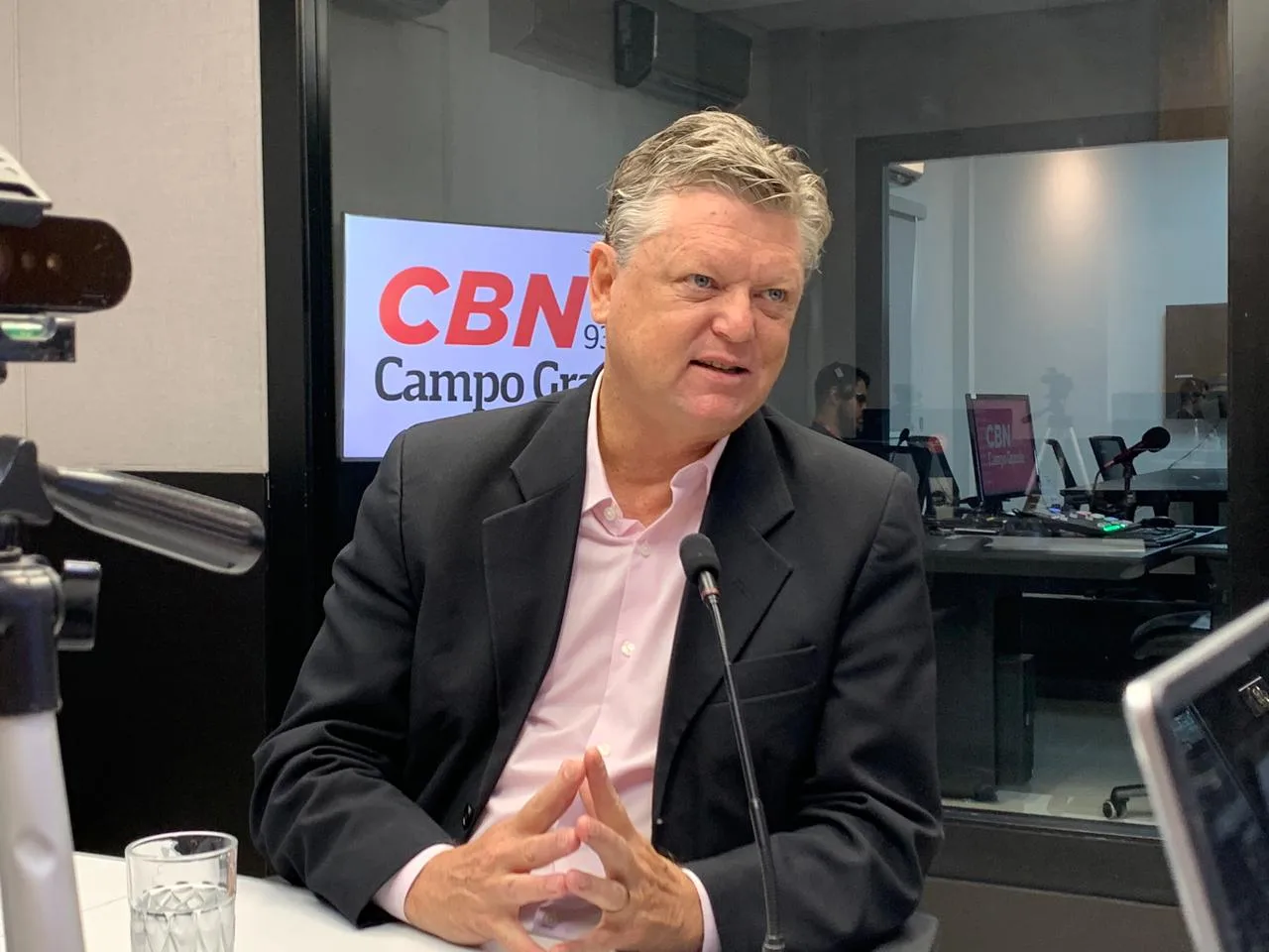 Leandro Sauer no estúdio da rádio CBN-CG - Foto: Duda Schindler/CBN-CG