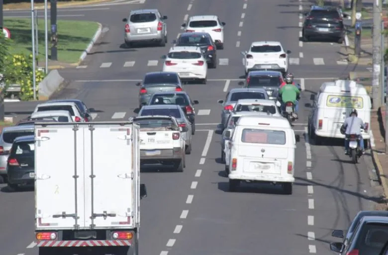 Vale lembrar que o motorista flagrado circulando com veículo não licenciado comete uma infração gravíssima. - Foto: Divulgação/Assessoria