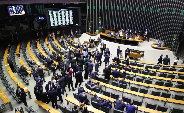 oram 277 votos a favor, 129 votos contrários e 28 abstenções - Foto: Zeca Ribeiro/Câmara dos Deputados