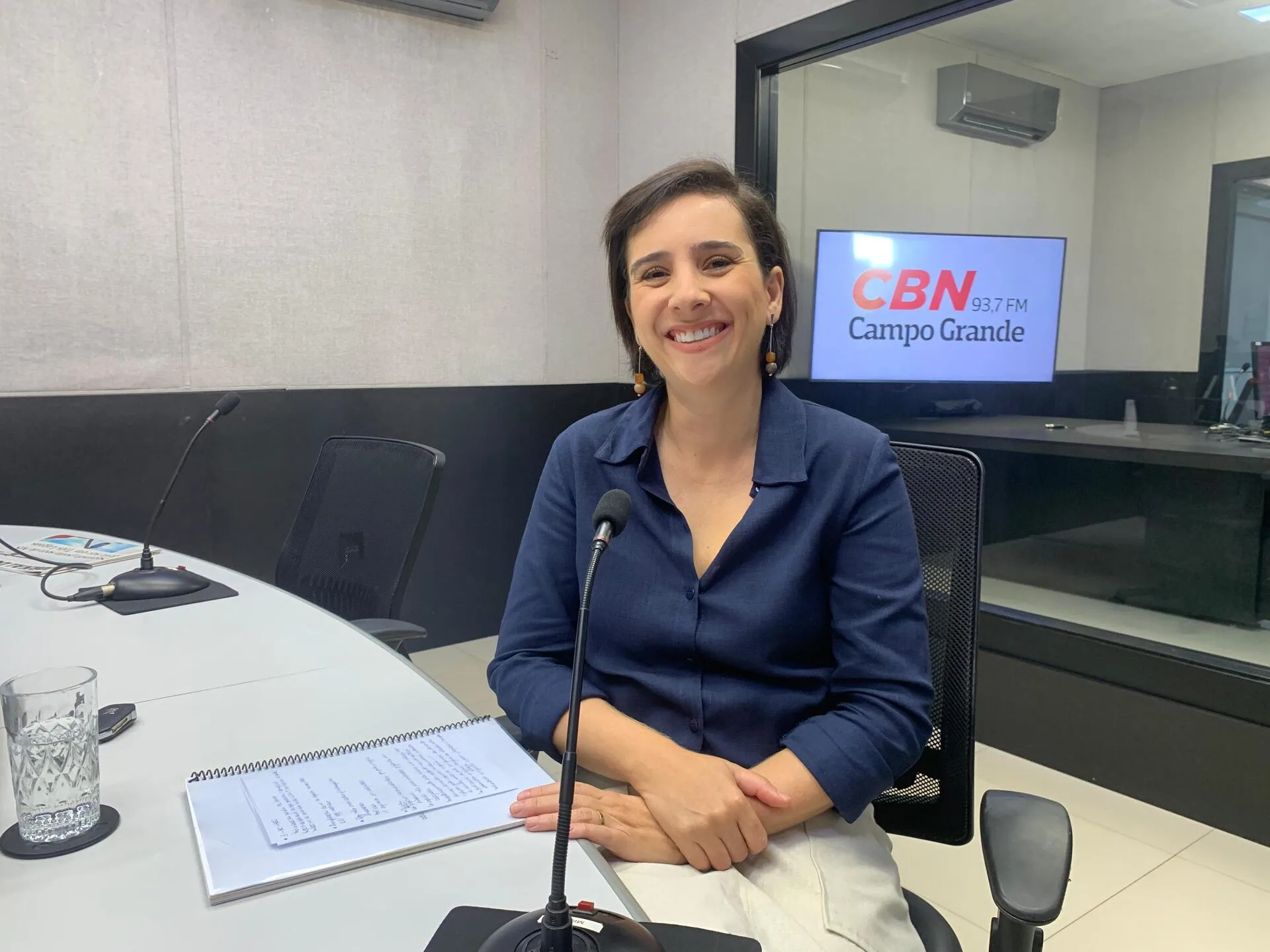 Silvia Rahe Pereira no estúdio da rádio CBN-CG - Foto: Mateus Adriano/CBN-CG