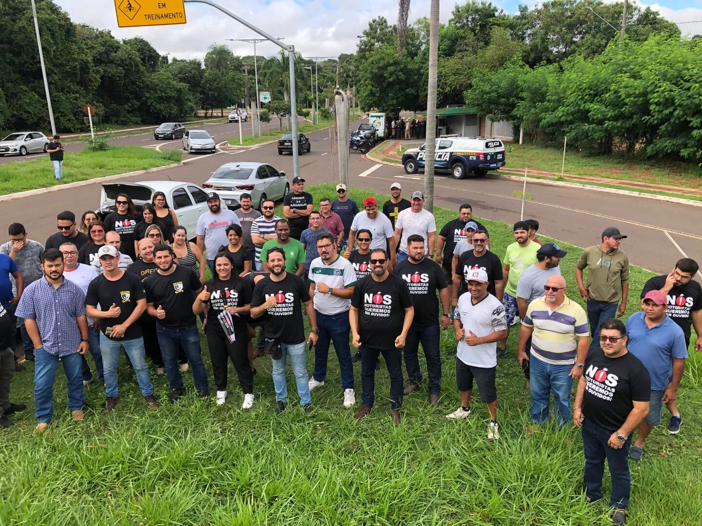 Motoristas se concentraram na Avenida Dr. Fadel Tajher Iunes antes do começo da carreata - Foto: Fernando de Carvalho/CBN-CG