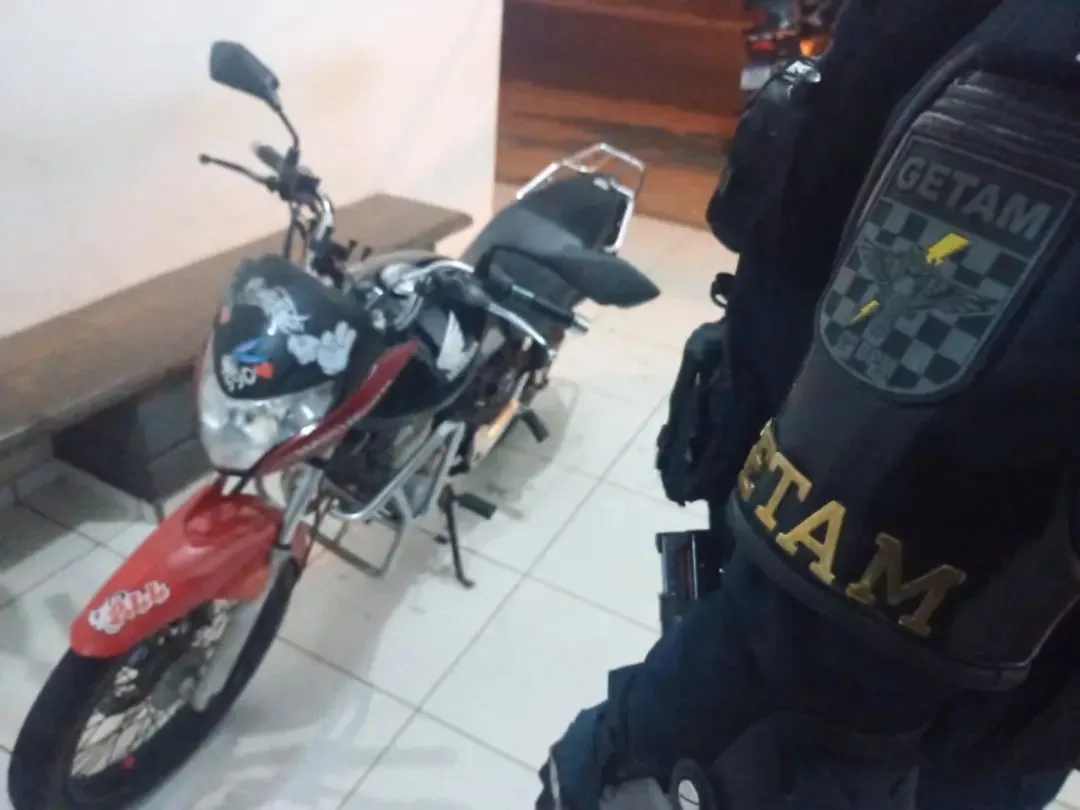 Militares realizavam rondas pelo bairro, quando avistaram o homem empinando a motocicleta. - Foto: Divulgação/Polícia Militar