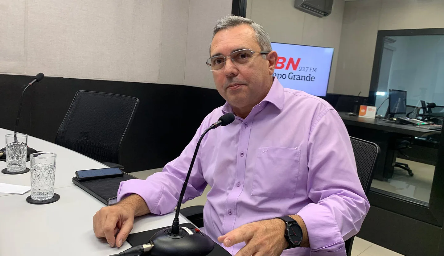 Colunista Edir Viégas, durante participação na rádio CBN CG - Foto: Mateus Adriano/CBN-CG