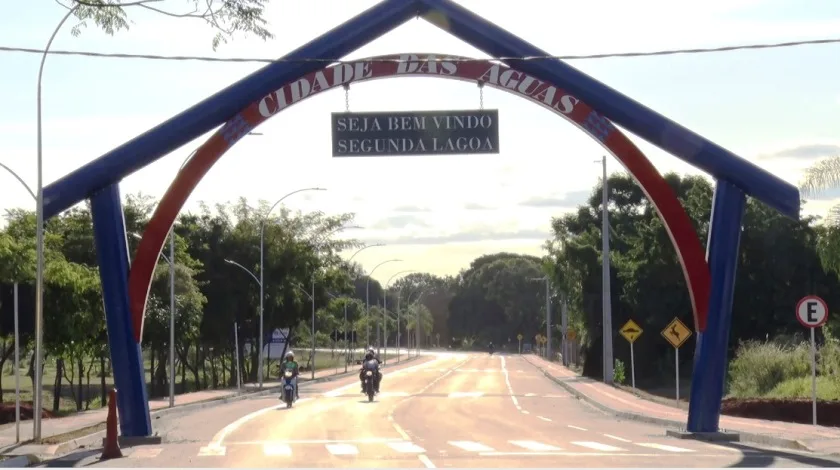 Além da iluminação pública, o entorno da Segunda Lagoa ganhou também um novo monumento, um portal de entrada. - Foto: Reprodução/TVC