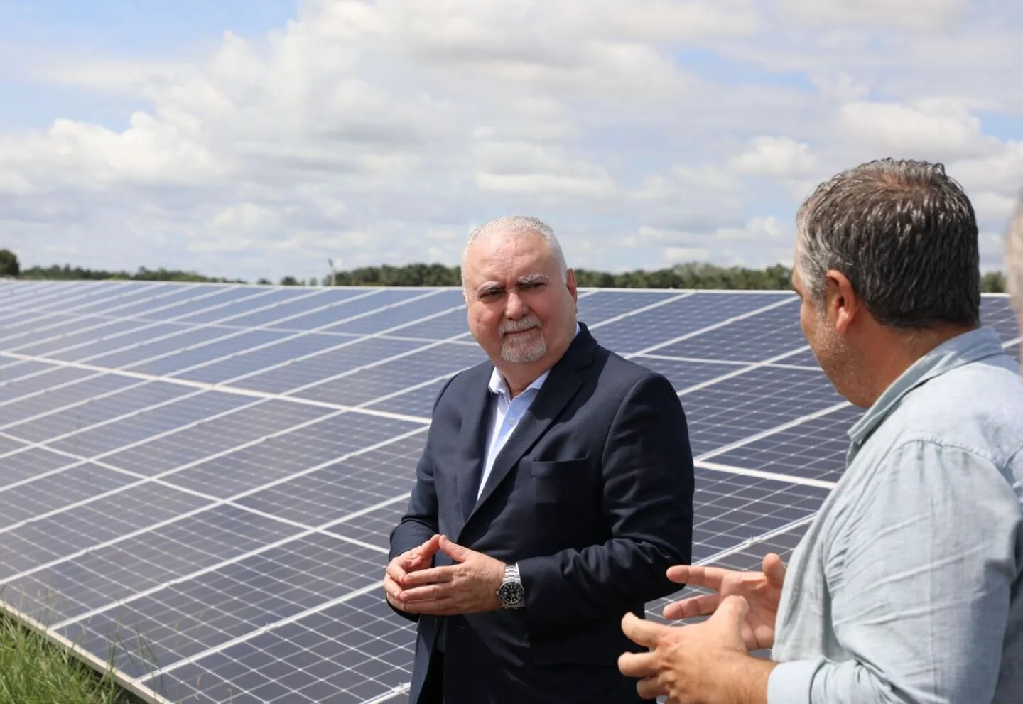 Presidente do TJMS, Des. Sérgio Fernandes Martins, avaliando a usina fotovoltaica do Tribunal - Foto: Divulgação/TJMS