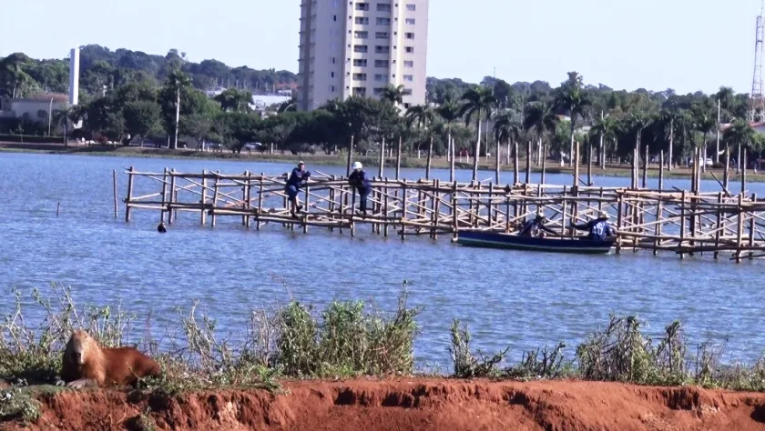 Homens trabalham na execução das obras na Lagoa Maior. - Foto: Reprodução/TVC