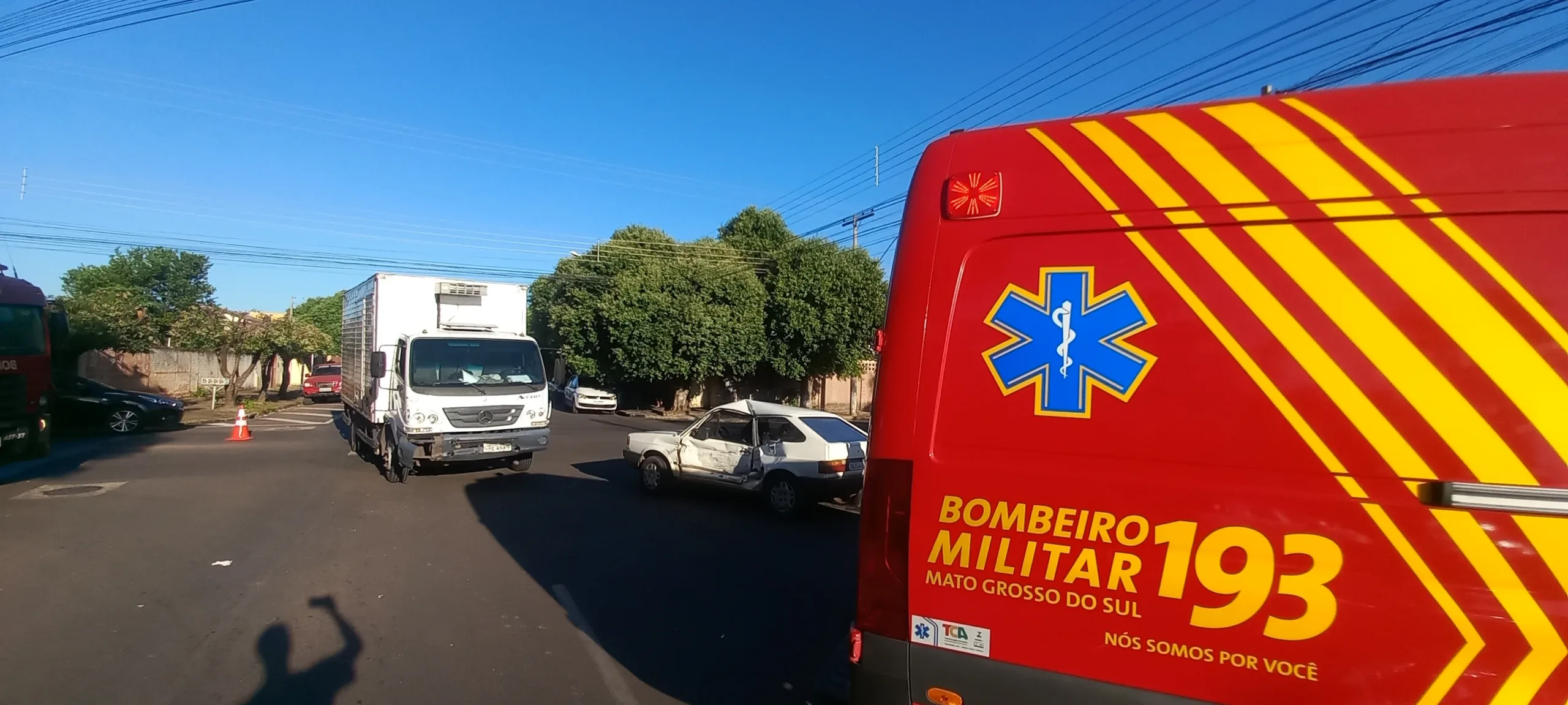 Idoso motorista do VW Gol, precisou ser retirado do veículo pelos bombeiros - Foto: Alfredo Neto/JPNews