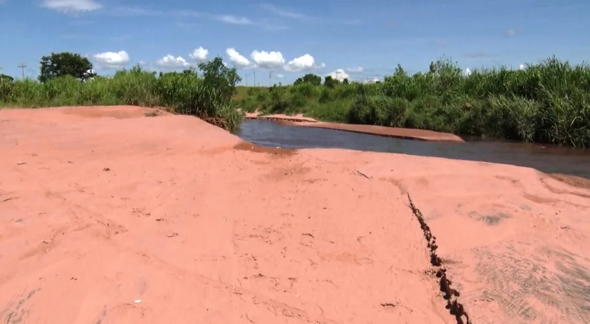 Córrego da Onça, por exemplo, curso d'água que atravessa o município e desemboca no rio Paraná, está em estágio avançado de assoreamento. - Foto: Reprodução/TVC