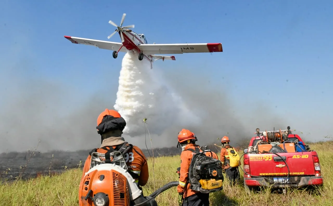 11 aeronaves, incluindo helicópteros estão sendo usados no combate ao fogo - Foto: Bruno Rezende/Gov-MS