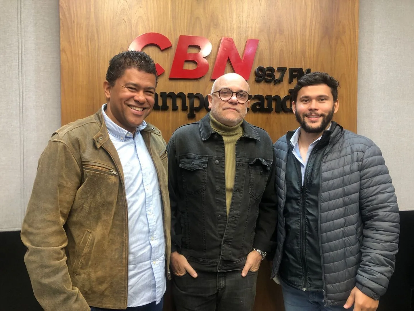 Marquinhos (a esquerda), José Marques e Gabriel nos estúdios da Rádio CBN Campo Grande - Foto: Fernando de Carvalho/CBN-CG