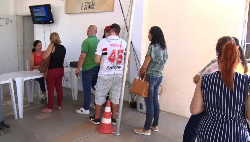 Muitos eleitores enfrentaram fila pela manhã e a grande parte está fazendo transferência domiciliar ou tirando o título. - Foto: Reprodução/TVC