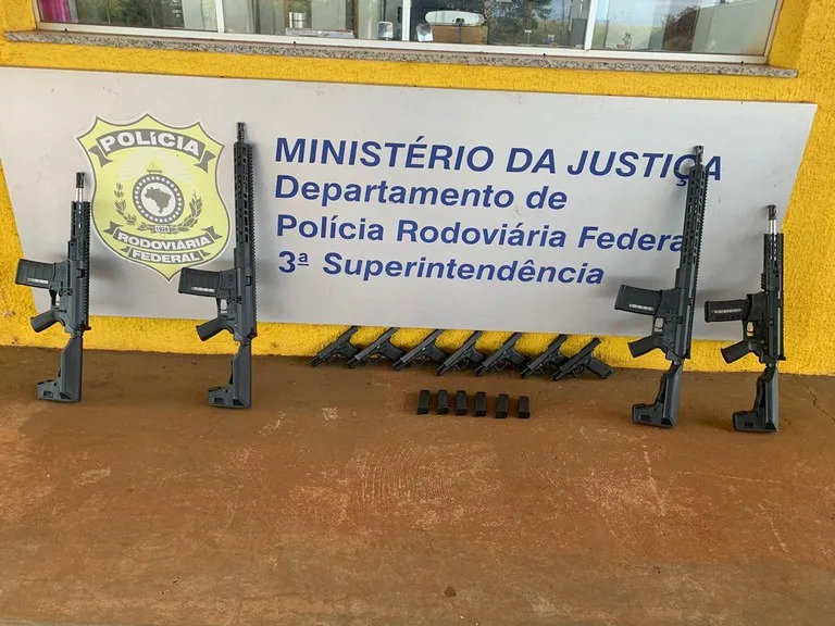 Foram apreendidos quatro fuzis, sete pistolas e carregadores - Foto: Divulgação/PRF