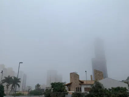 Início da manhã em Campo Grande teve baixas temperaturas e neblina intensa - Foto: Duda Schindler/CBN-CG Início da manhã em Campo Grande teve baixas temperaturas e neblina intensa - Foto: Duda Schindler/CBN-CG