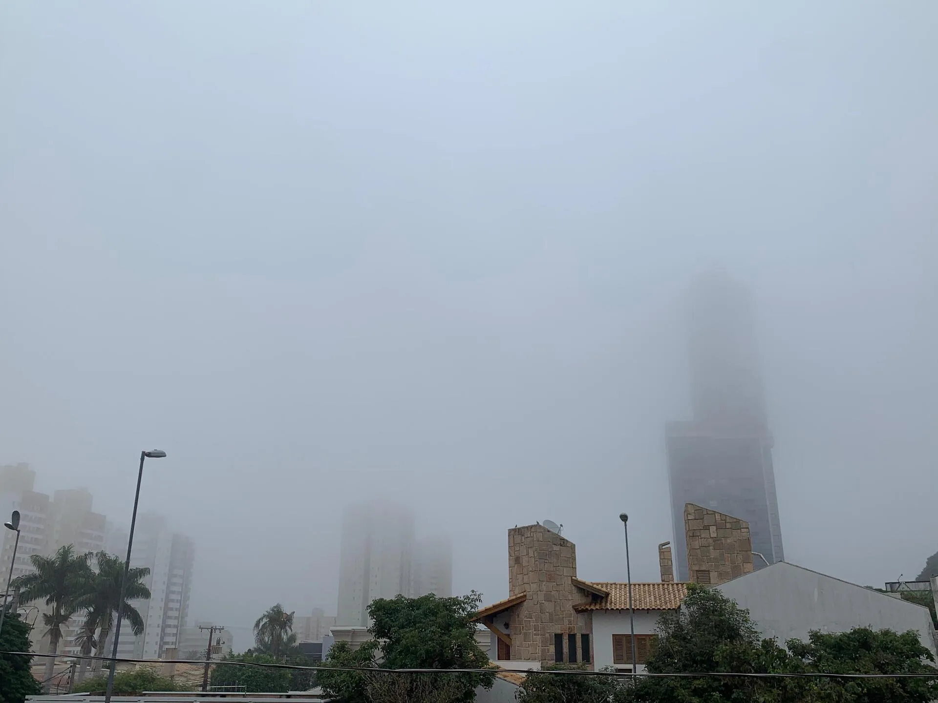 Início da manhã em Campo Grande teve baixas temperaturas e neblina intensa - Foto: Duda Schindler/CBN-CG