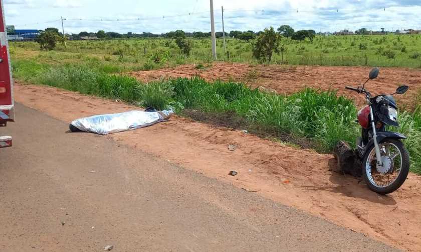 Vítima pilotava moto e teria tentado realizar conversão à esquerda, quando acabou sendo atropelada por pick-up. - Foto: Alfredo Neto/JPNews