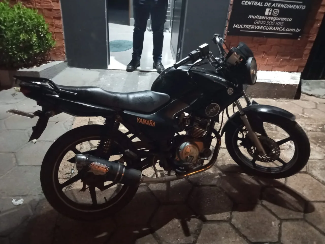 Após serem flagrados tentando furtar Honda Bros, dupla fugiu a pé e deixou uma moto YBR 125 para trás. - Foto: Divulgação