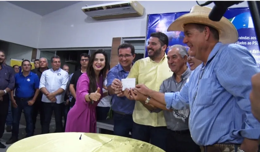 Ato de filiação foi realizado na noite desta quarta-feira com a presença de Reinaldo Azambuja. - Foto: Reprodução/TVC