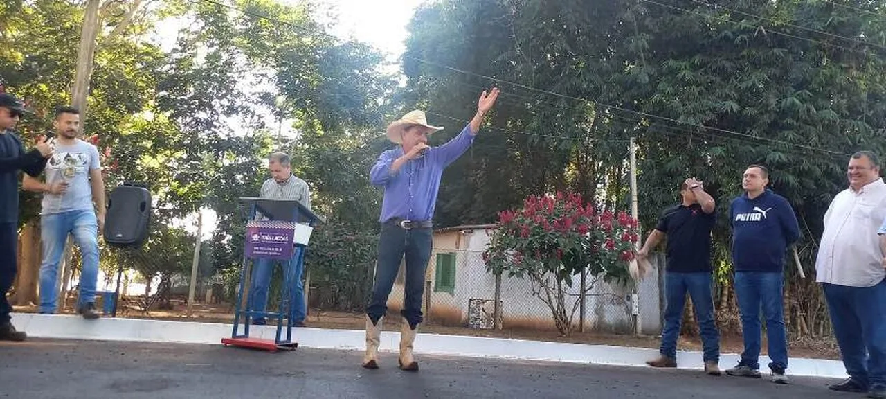 Prefeito inaugura asfalto na estrada de acesso aos ranchos. - Foto: Alfredo Neto/JPNews