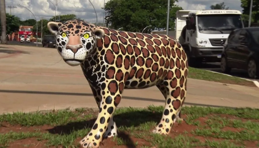 Escultura de onça instalada em avenida da cidade. - Foto: Reprodução/TVC