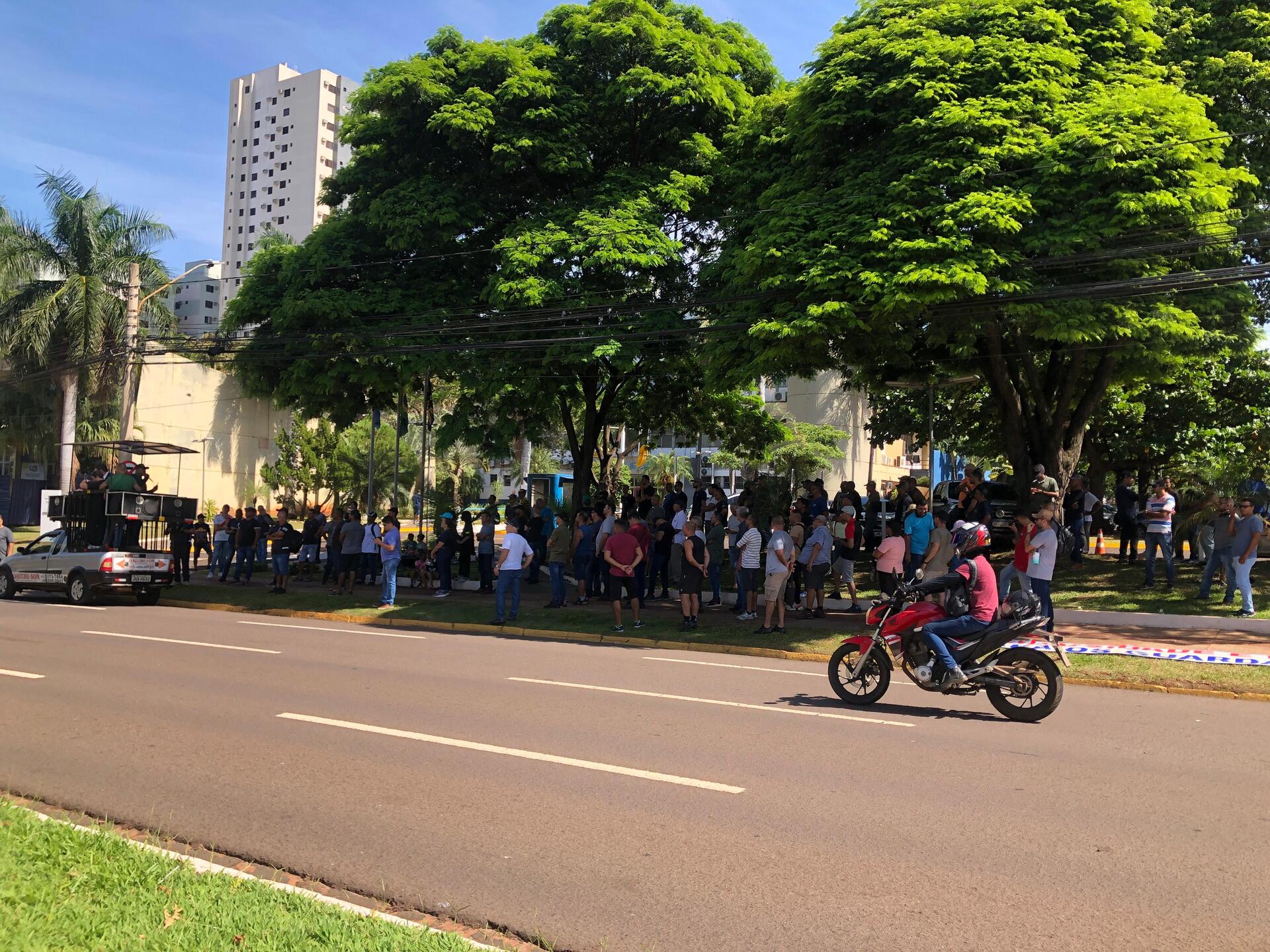 Servidores municipais se reuniram em frente à Prefeitura de Campo Grande nesta manhã - Foto: Gerson Wassouf/CBN-CG