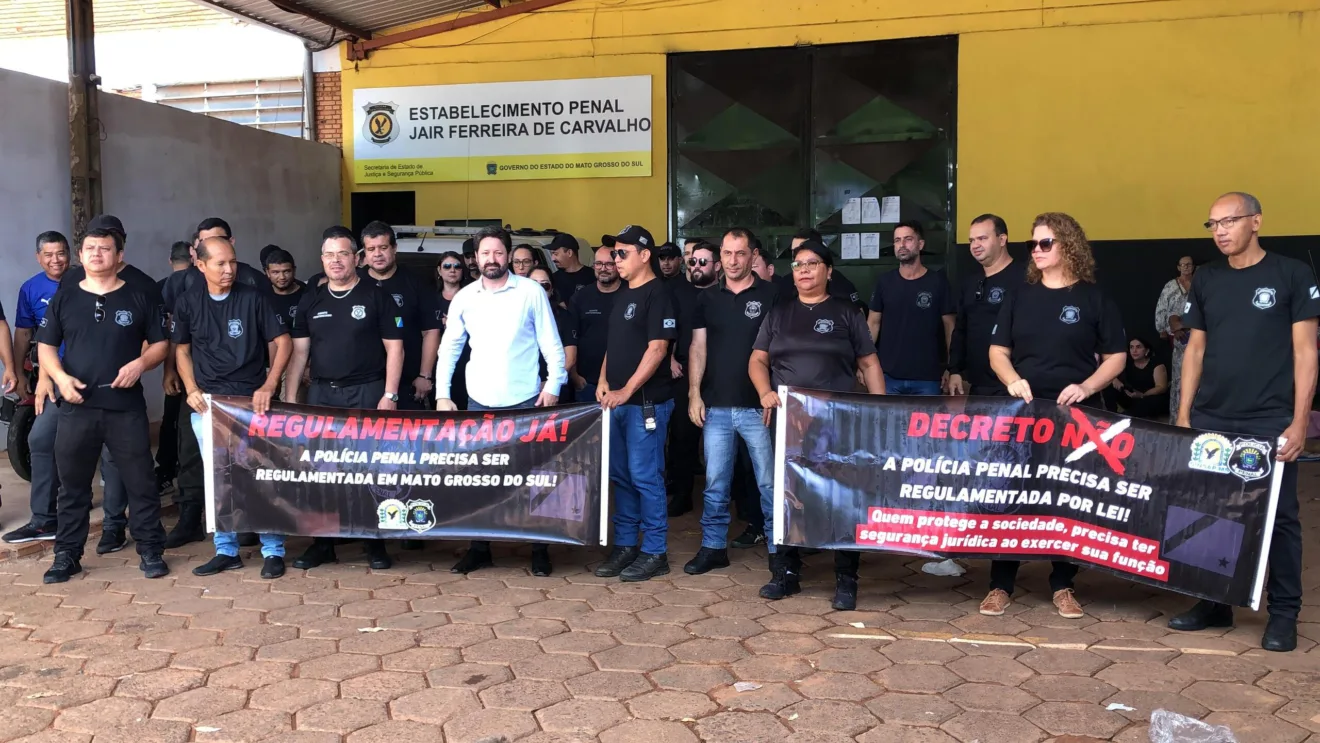 Agentes penais se mobilizaram em frente ao Estabelecimento Penal "Jair Ferreira de Carvalho", pedindo melhorias - Foto: Gerson Wassouf/CBN-CG