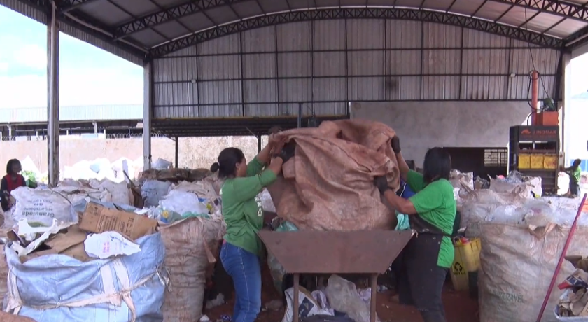 Enquanto as obras não são concluídas a Cooperativa Arara Azul funciona normalmente em um espaço improvisado. - Foto: Reprodução/TVC