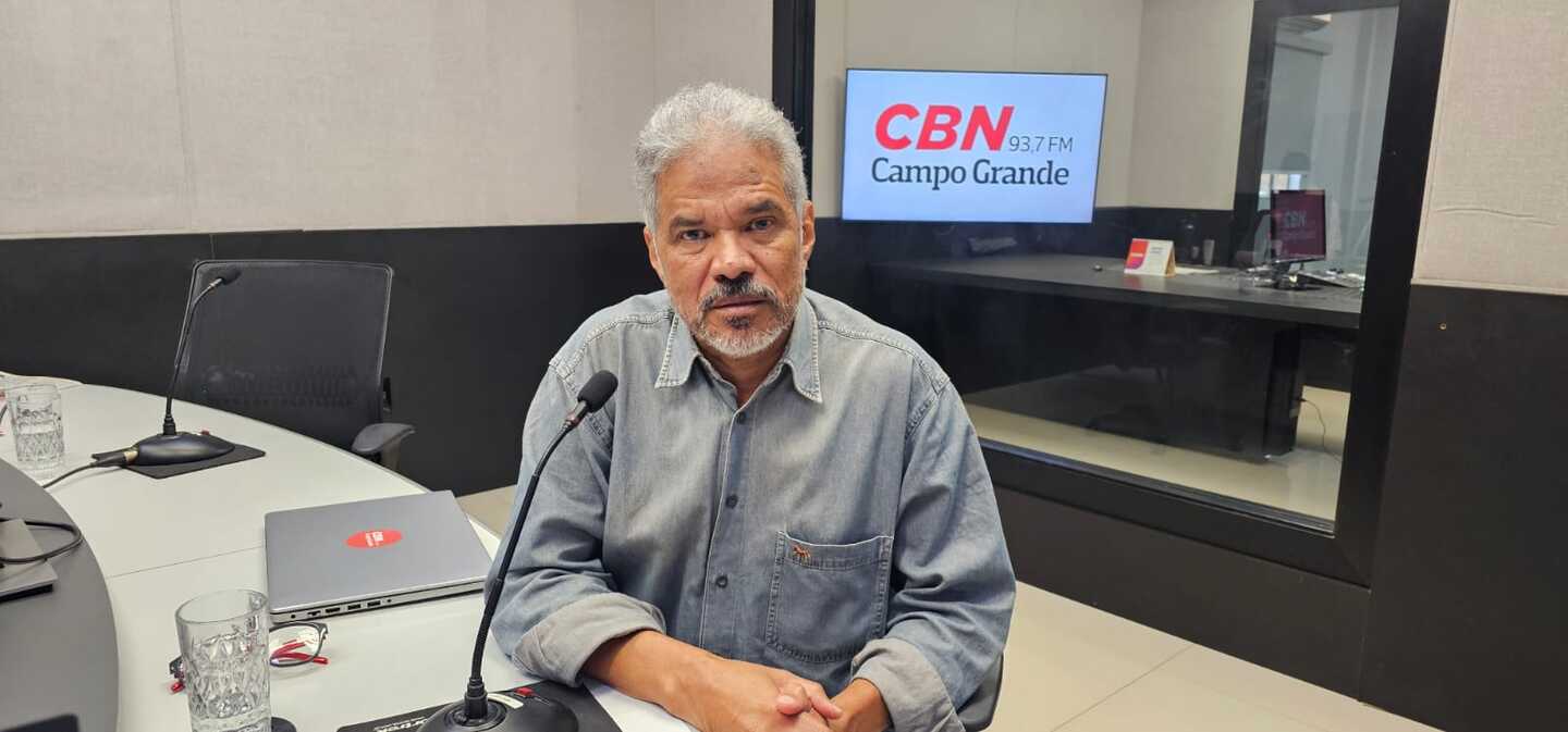 Colunista Adilson Trindade durante participação no Jornal CBN CG. - Foto: Arquivo/ CBN-CG