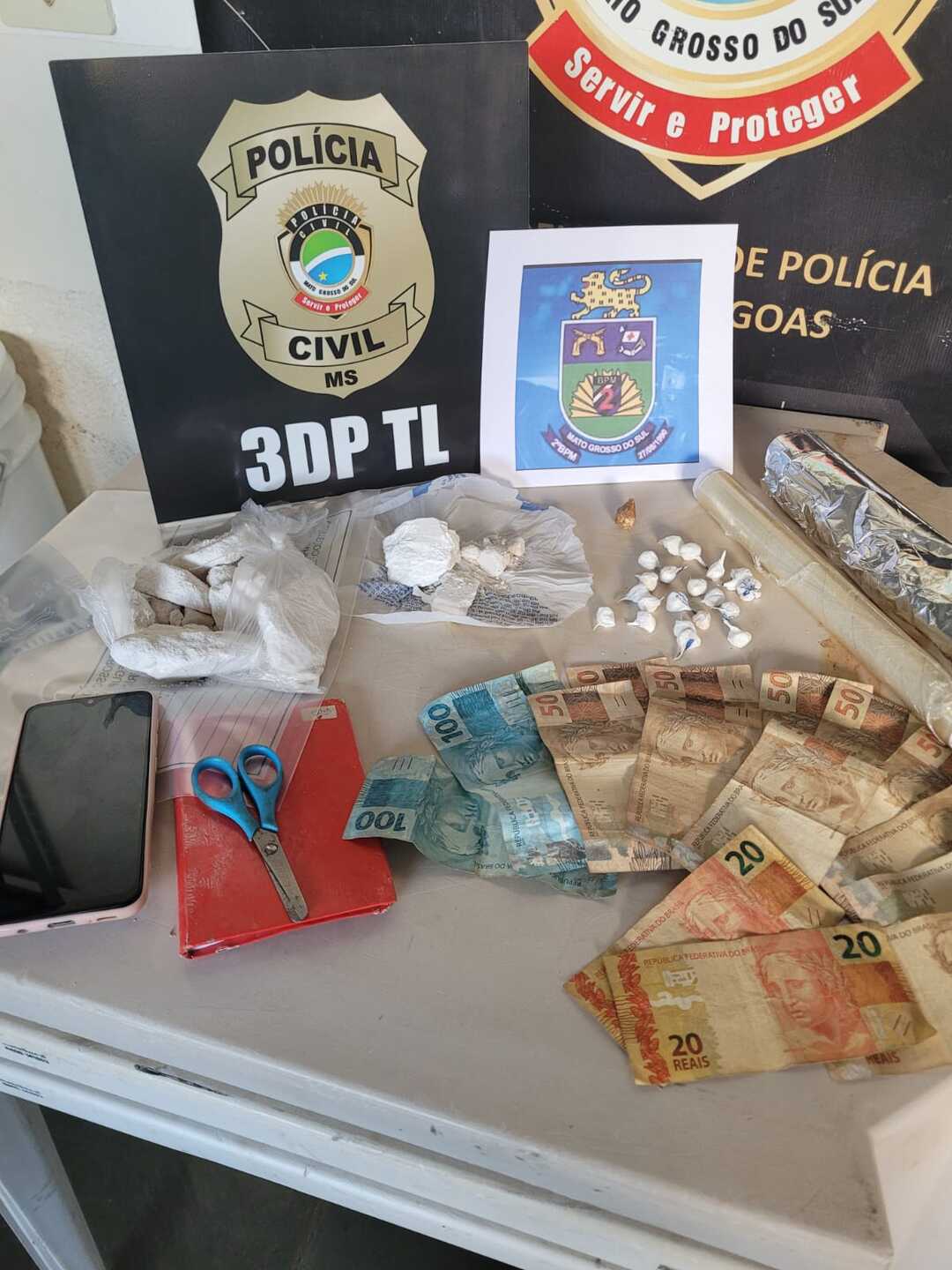 Mulher flagrada com drogas usava bar como fachada para a venda dos entorpecentes. - Foto: Divulgação/Polícia Civil