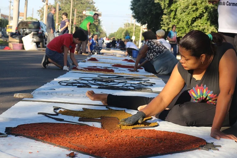 Os desenhos, preparados pelos fiéis, são decorados com diversos materiais. - Foto: Arquivo/JPNews