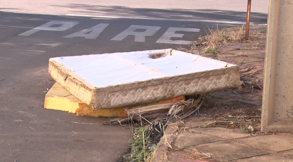 Morador do bairro Vila Nova conta que lixo está descartado na rua há mais de dois meses. - Foto: Reprodução/TVC