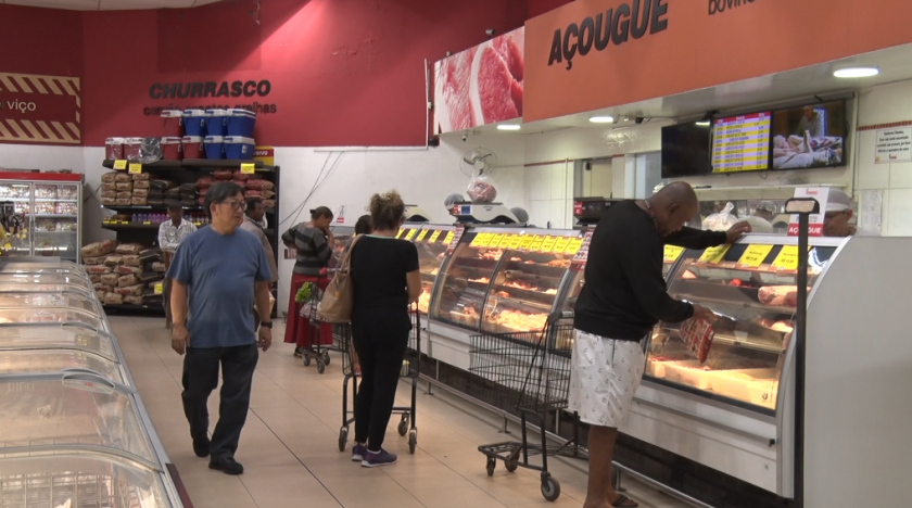 Pesquisa aponta que 87% dos consumidores devem passar o Dia dos Pais em reuniões familiares com churrasco e diversão. - Foto: Reprodução/TVC