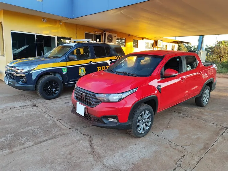 Dupla tentou passar pela PRF com carro roubado do estado de Minas Gerais. - Foto: Divulgação/PRF