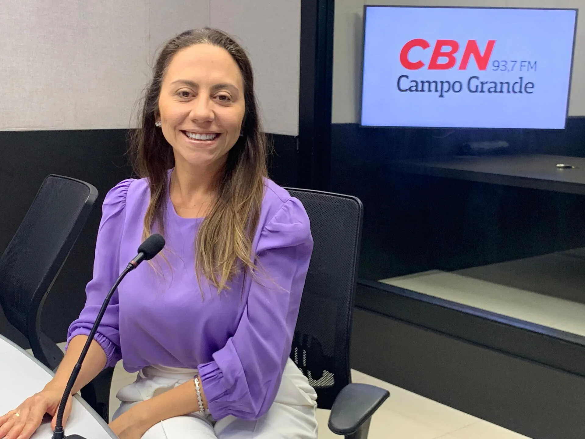 Ana Carolina Wanderley Xavier no estúdio da rádio CBN-CG - Foto: Duda Schindler/CBN-CG