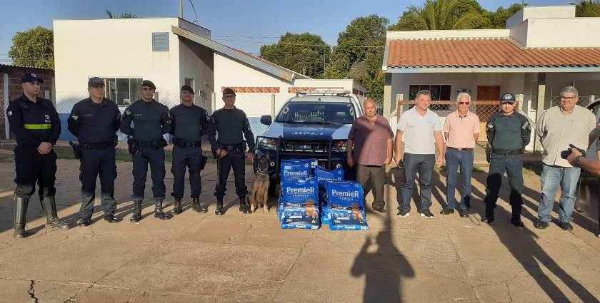 O Segundo Batalhão da Polícia Militar recebeu doações de ração e materiais de inteligência. - Foto: Divulgação/2ºBTM