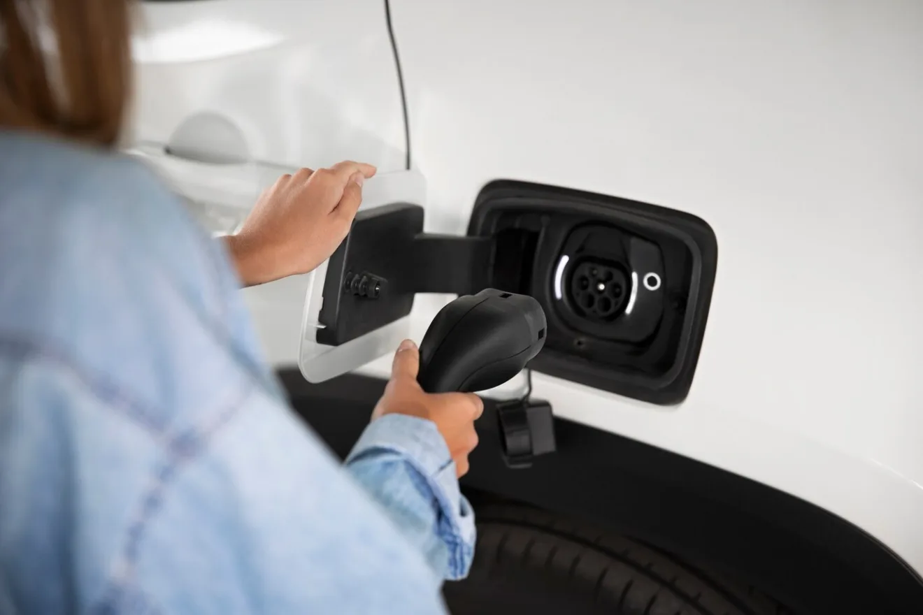 Transição para a mobilidade elétrica exige atenção ao ciclo de vida completo dos veículos - Reprodução/Freepik