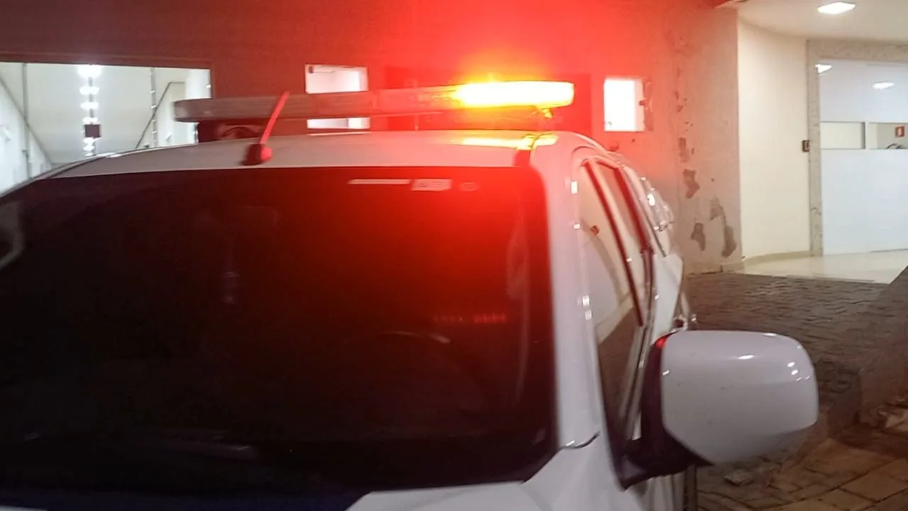 Durante atendimento, policiais militares sentiram odor de bebida alcoólica na mulher do carro, que recebeu voz de prisão. - Foto: Arquivo/JPNews