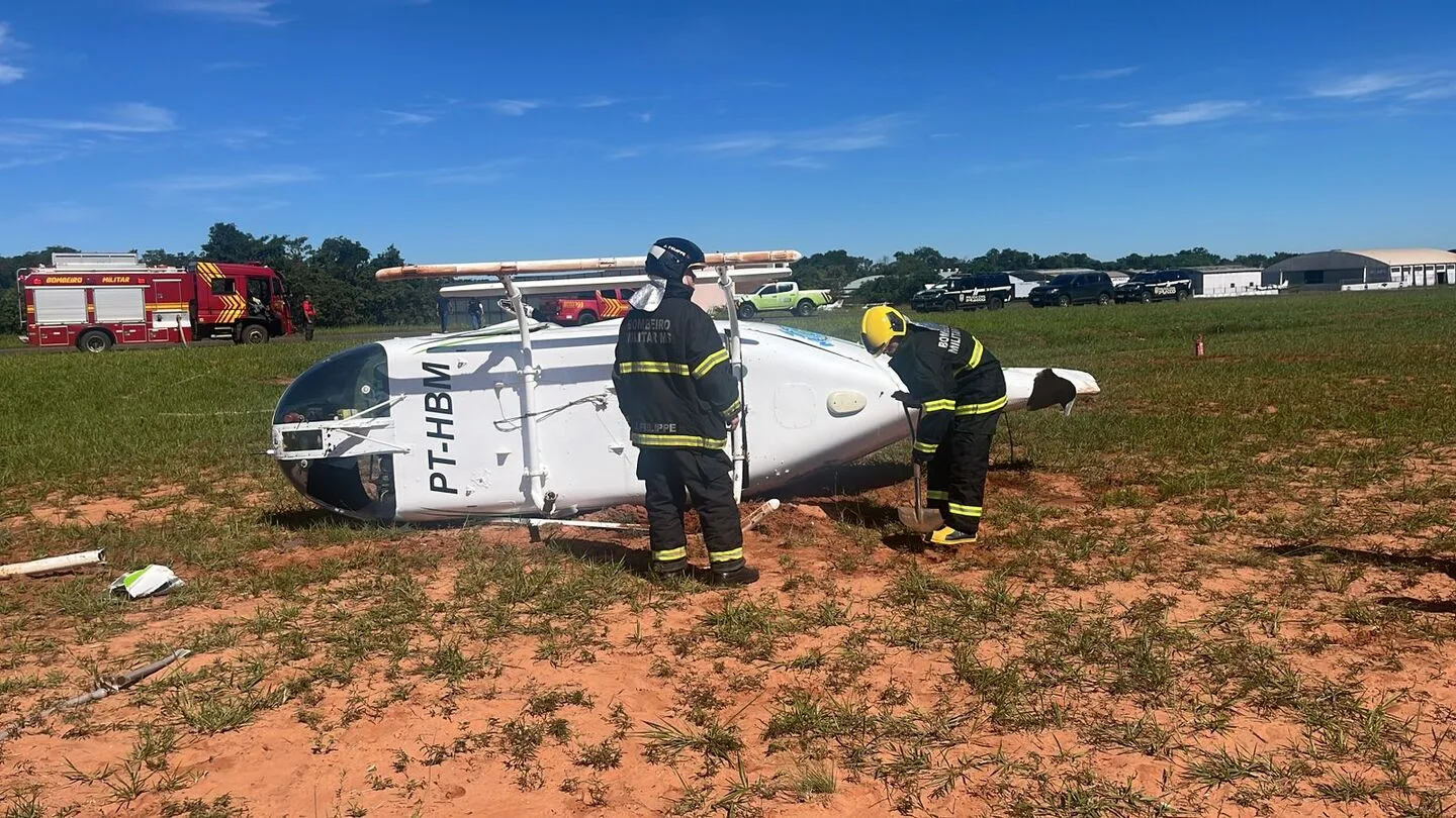 Helicóptero tombado momentos após a queda - Foto: Corpo de Bombeiros Militar/MS