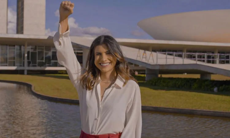 Camila Jara foi eleita deputada federal em 2022; a intenção era concorrer à Prefeitura da Capital este ano. - Foto: Reprodução/ Site da parlamentar