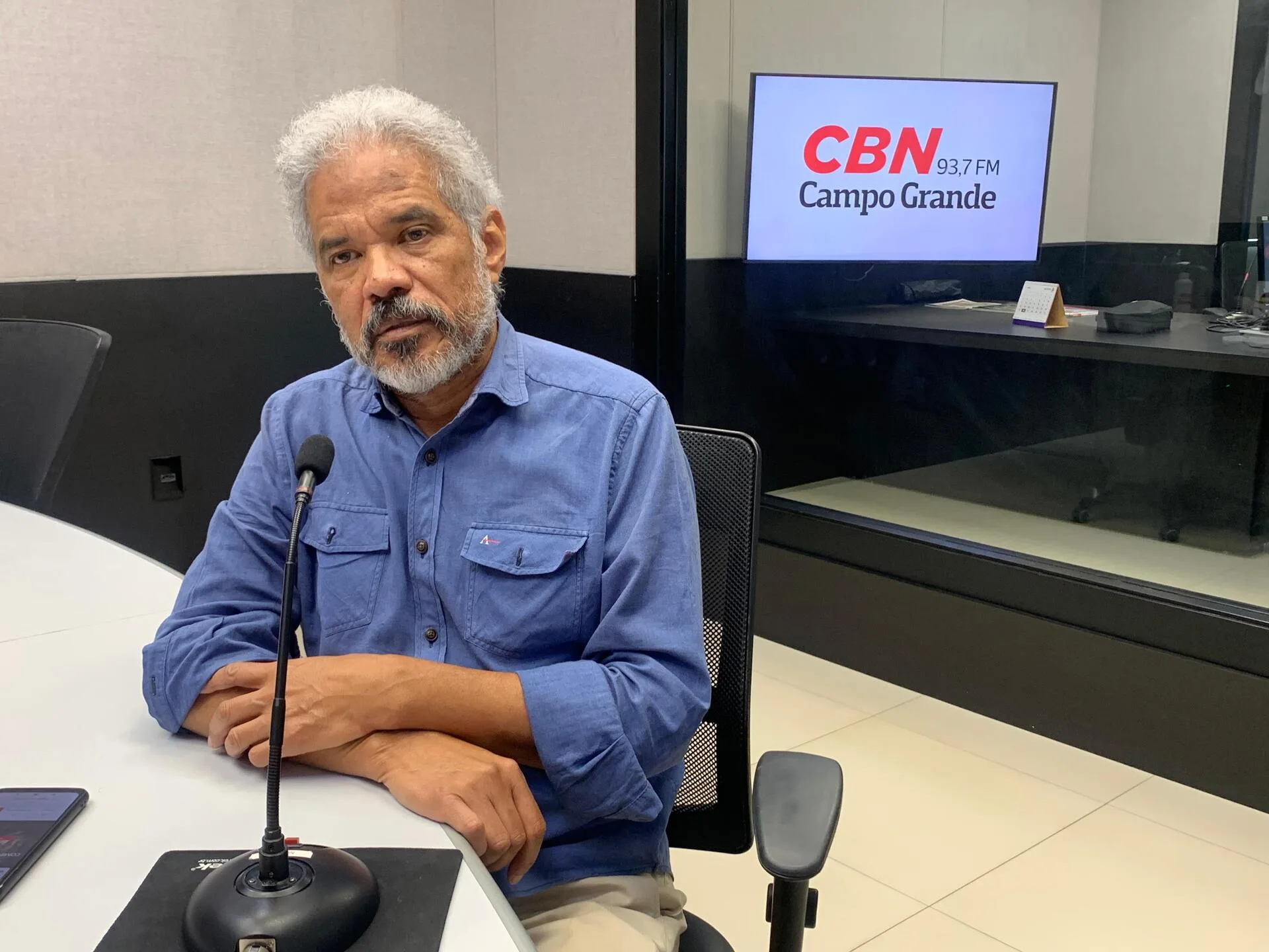 Colunista Adilson Trindade, durante participação no Jornal CBN Campo Grande. - Foto: Duda Schindler/CBN-CG