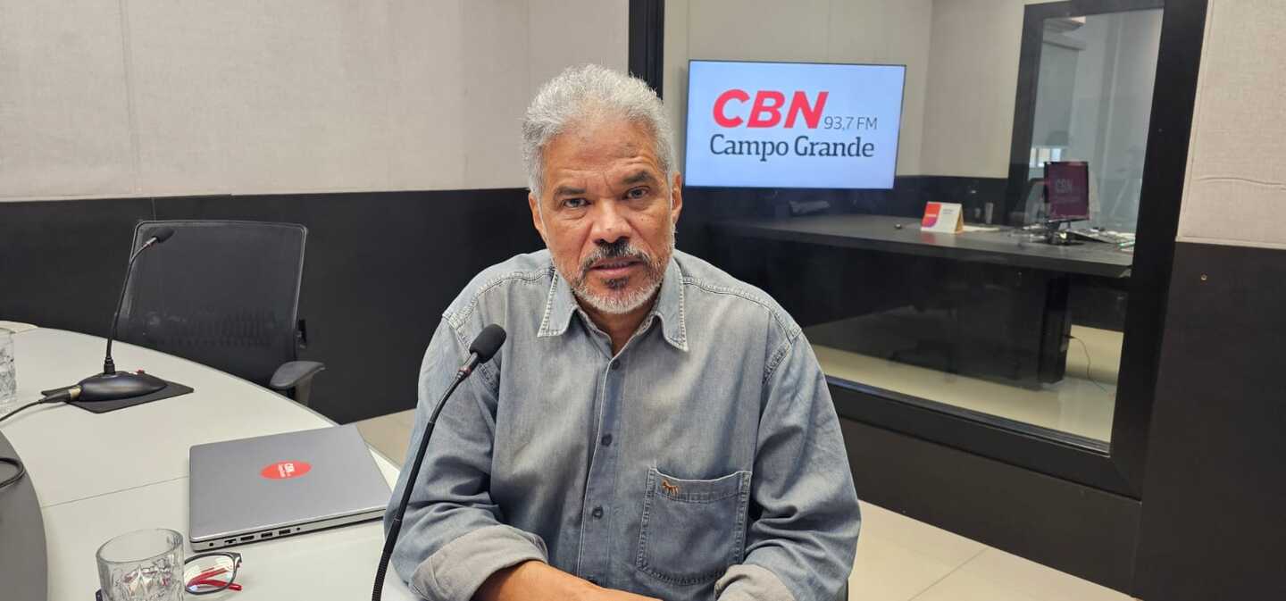 Colunista Adilson Trindade durante o Jornal CBN CG. - Foto: LSSCom/CBN-CG