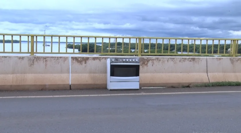 Por não haver acostamento na ponte, a situação ainda gera riscos. - Foto: Reprodução/TVC