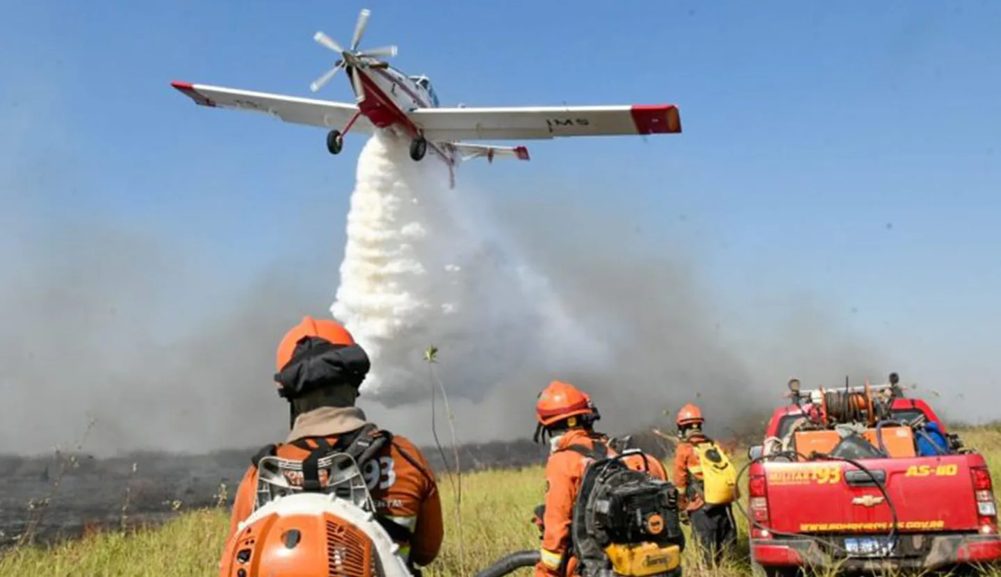 Combate aos incêndios por terra e pelo ar na região pantaneira, onde a situação já está fora de controle - Foto: Bruno Rezende/Secom-MS