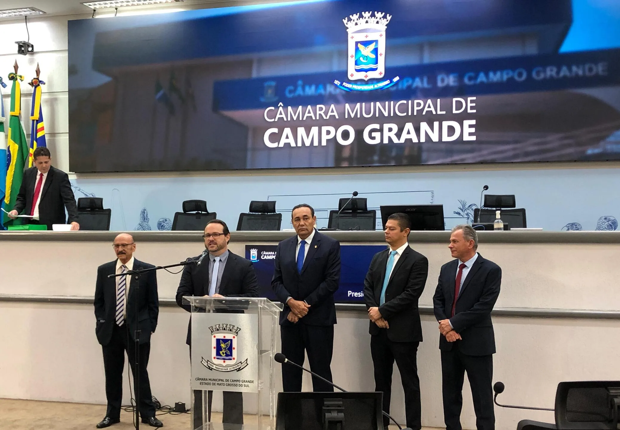 Posse foi realizada na manhã desta terça-feira (21), minutos antes da sessão no plenário da Câmara Municipal - Foto: Gerson Wassouf/CBN-CG