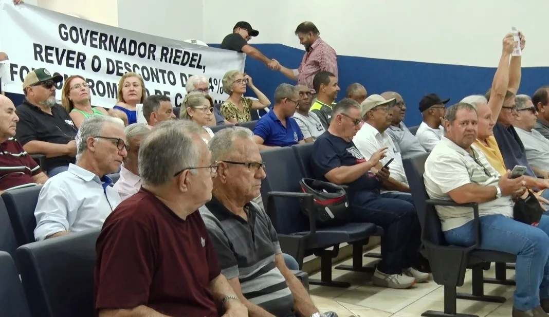 Com faixas e cartazes, servidores aposentados lotaram o plenário da Câmara Municipal. - Foto: Reprodução/TVC