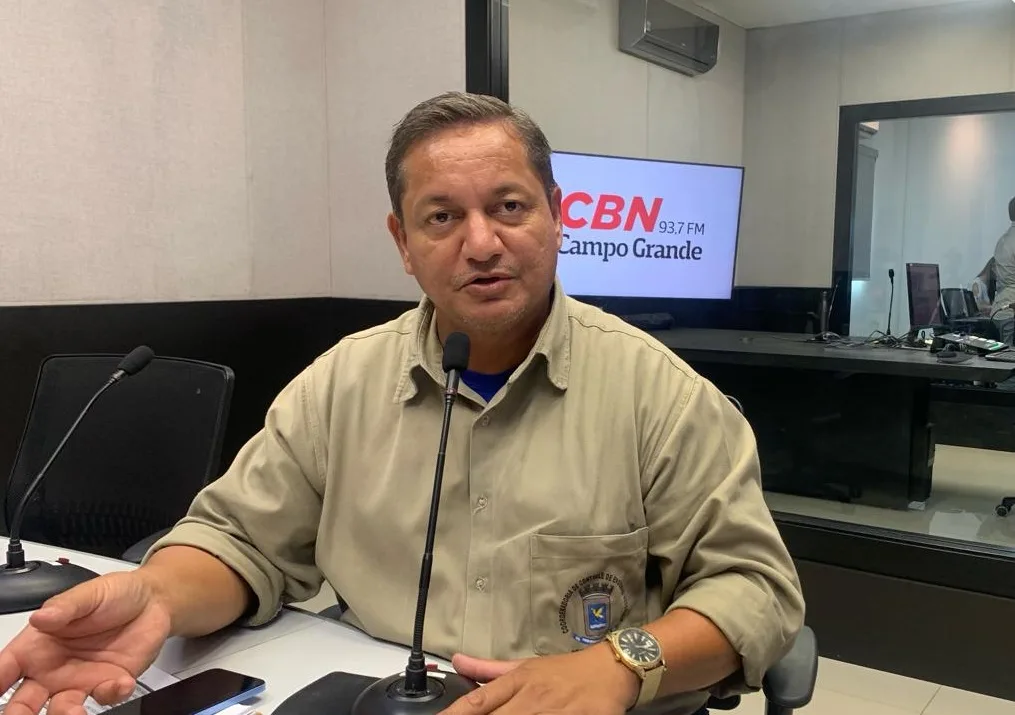 Vagner Ricardo Santos, responsável pela Coordenadoria de Controle de Endemias Vetoriais no estúdio da rádio CBN-CG - Foto: Karina Anunciato/ CBN-CG